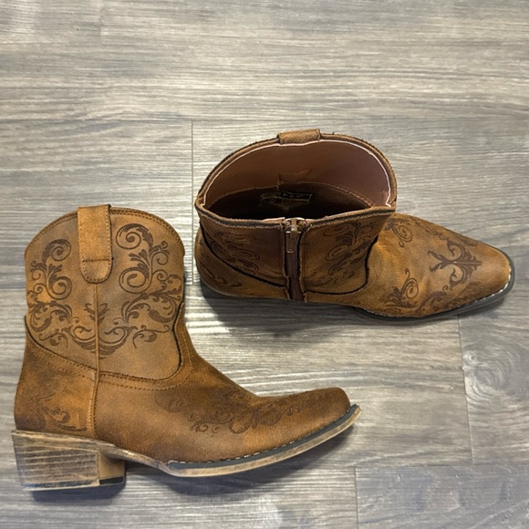 Roper Women’s Cognac Vegan Boots Size 7 Western Style Cowboy Ankle Boots Cute! - Picture 2 of 9